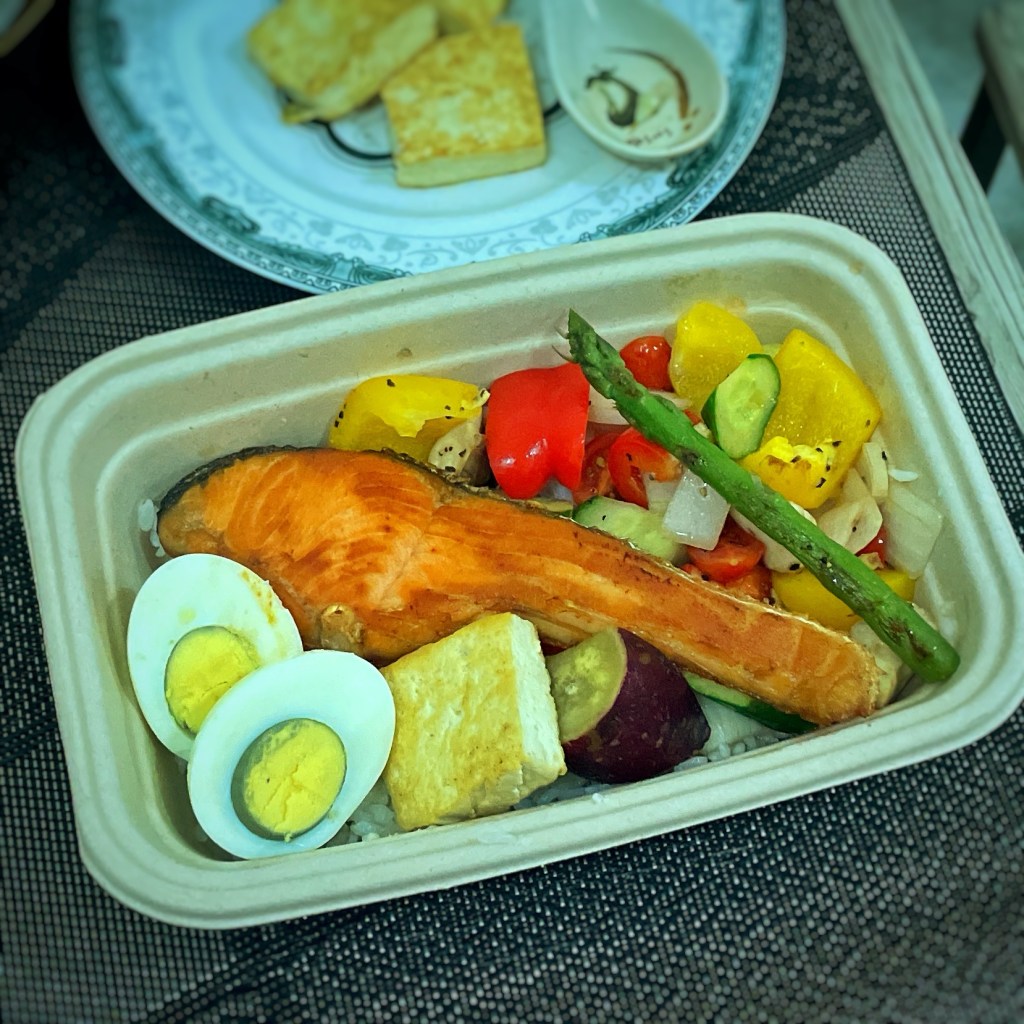 小食開飯嘍！香煎鮭魚輕食飯盒 ！晚餐限量試賣中！